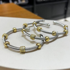 Bracelete Cabo de aço com apliques banhados