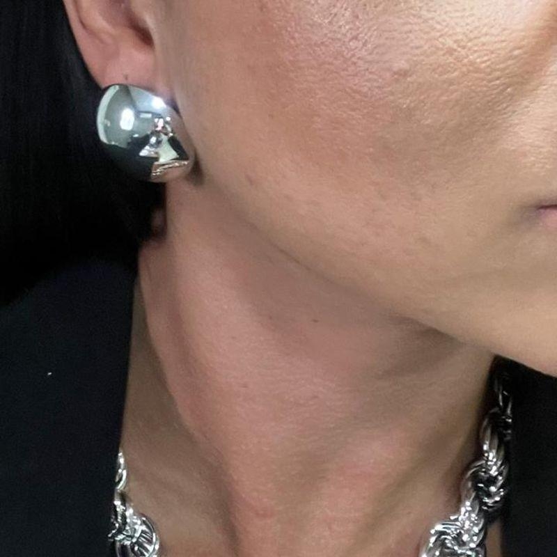 Brinco de botão liso 28mm forrado por dentro tarraxa